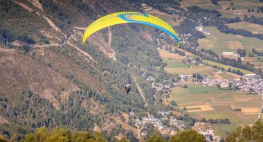 Saint Lary Soulan, Fransa - 20 Ağustos 2018: uçuş dağ Vadisi üzerinde uçan bir yaz gününde deniz seviyesinden 1700 metre üstündeki yamaç paraşütü