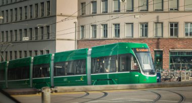 Basel, İsviçre - 25 Aralık 2017: şehir sokakta bir kış gününde hareketli elektrik tramvay