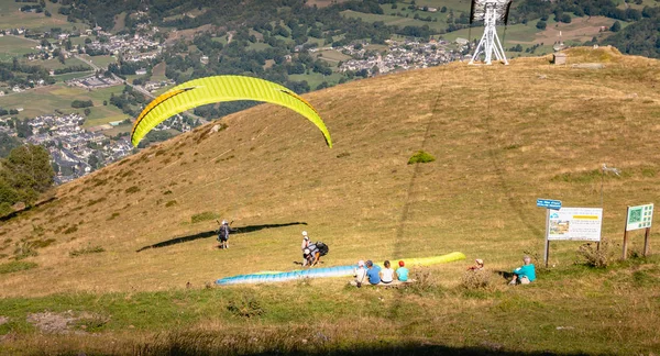 Lary スラン フランス 2018 夏の日の谷の上空を飛行する標高 1700 メートルの山の上からパラグライダーの離陸 — ストック写真