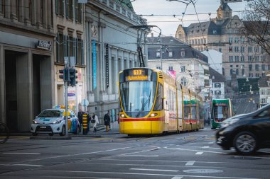 Basel, İsviçre - 25 Aralık 2017: şehir sokakta bir kış gününde hareketli elektrik tramvay