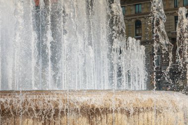 Milan, İtalya - 3 Kasım 2017: Fountains of Sforza Kalesi bir sonbahar günü, onbeşinci yüzyılda Francesco Sforza, Dükü tarafından bir kale sırasında