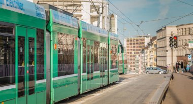 Basel, İsviçre - 25 Aralık 2017: şehir sokakta bir kış gününde hareketli elektrik tramvay