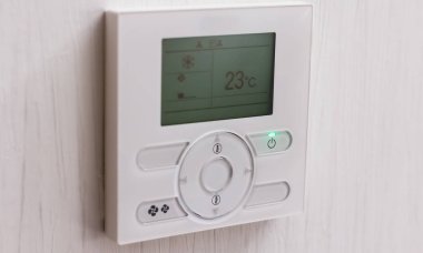 Bir klima termostat 23 dereceye ayarla, yakın çekim