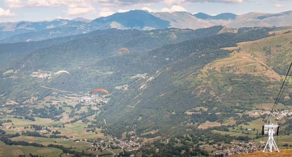 夏の日の谷の上を飛んでサン Lary スラン フランス 2018 いくつかのペア パラグライダー — ストック写真