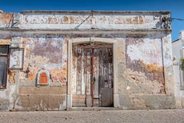 Setubal, Portekiz - 8 Ağustos 2018: yıkık Setubal merkezi bir yaz gününde bina eski yıpranmış ahşap kapı