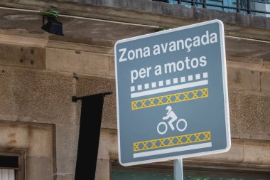 Motosiklet Barcelona, İspanya için ayrılmış bir bölgeyi gösteren yol işaret