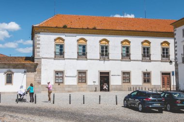 Evora, Portekiz - 5 Mayıs 2018: mimari detay bir yaz gününde Halk Kütüphanesi