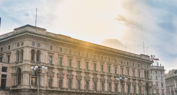 Милан, Италия - 2 ноября 2017 года: архитектурная деталь здания, в котором размещается мегастор Мондадори, наиболее значимые пресс-группы страны
