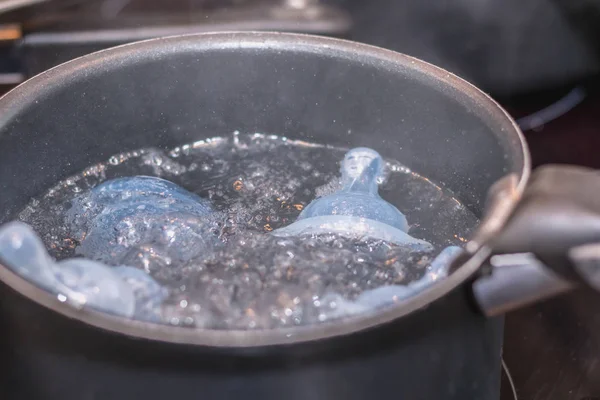Bebek emziği sterilizasyon kaynar suda Casserol