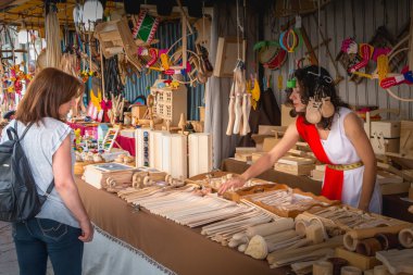 Braga, Portekiz - 23 Mayıs 2018: el sanatları Romalı'hayat veren bir sokak pazarında görüntüsünü kere sırasında belgili tanımlık olay Braga Romana