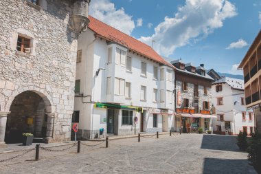 Bielsa, İspanya - 21 Ağustos 2018: tipik ev mimari detay bu kasabanın nerede insanlar yürümek bir yaz gününde