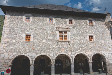 Bielsa, İspanya - 21 Ağustos 2018: tipik ev mimari detay bu kasabanın nerede insanlar yürümek bir yaz gününde