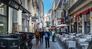 Nantes, Fransa - 25 Eylül 2018: ayrıntılı bir yaz gününde tarihi şehir merkezinin sokaklarında mimarisi ve sokak atmosferin
