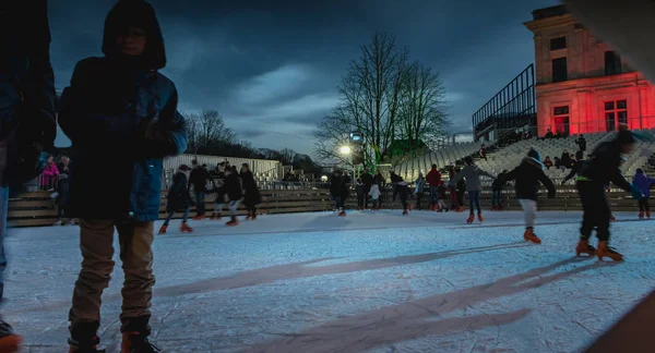 Belfort Frankrijk December 2017 Gelukkige Mensen Glijden Door Nacht Ijsbaan — Stockfoto