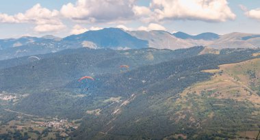Saint Lary Soulan, Fransa - 20 Ağustos 2018: bir yaz günü Kurtlar Vadisi üzerinde uçan birkaç çift paraşütler