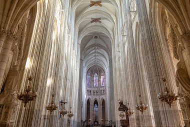 Nantes, Fransa - 29 Eylül 2018: Mimari detay Nantes Saint Pierre katedralde iç bir yaz gününde
