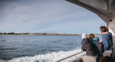 Ile d Yeu, Fransa - 16 Eylül 2018: Yeu Adası nerede yolcuları oturuyor gösterinin bir yaz gününde hayran liman girer bir feribot köprü görünümü