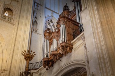 Nantes, Fransa - 29 Eylül 2018: Mimari detay Nantes Saint Pierre katedralde iç bir yaz gününde