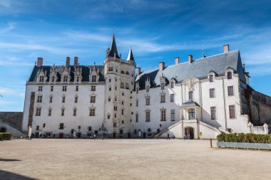 Nantes, Fransa - 25 Eylül 2018: Brittany Dukes bir yaz gününde kale mimari detay. 1840 yılından bu yana tarihi bir anıt sınıflandırılır