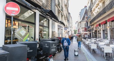 Nantes, Fransa - 25 Eylül 2018: ayrıntılı bir yaz gününde tarihi şehir merkezinin sokaklarında mimarisi ve sokak atmosferin