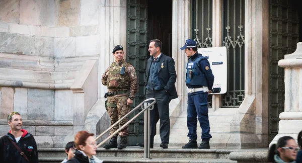 Milán Italia Noviembre 2017 Los Soldados Vigilan Controlan Los Turistas — Foto de Stock