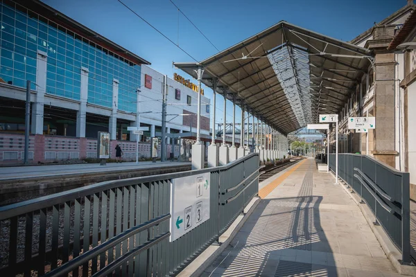 ヴィアナ カステロ ポルトガル 2018 春の日にカステロ駅を行う小さなヴィアナの建築ディテール — ストック写真