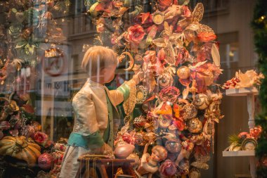 Basel, İsviçre - 25 Aralık 2017: bebekler ve Oyuncaklar Oyuncak Müzesi penceresinde ekranda Noel için çelenk ve topları ile dekore edilmiş