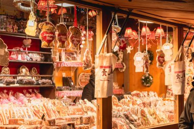 Mulhouse, Fransa - 23 Aralık 2017: Geleneksel Noel el yapımı gıda expostion içinde bir kış gününde bir Noel ağacı ahşap dağ evi