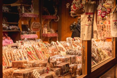 Mulhouse, Fransa - 23 Aralık 2017: Geleneksel Noel el yapımı gıda expostion içinde bir kış gününde bir Noel ağacı ahşap dağ evi