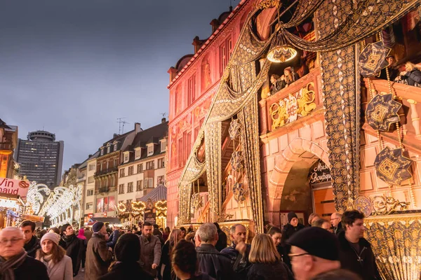 Mulhouse França Dezembro 2017 Pessoas Felizes Vestidas Calorosamente Para Passeio — Fotografia de Stock