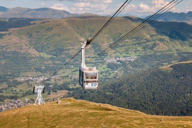 Saint Lary Soulan, Fransa - 20 Ağustos 2018: doğrudan şehir merkezi Saint Lary kayak için kış ve yaz yokuş aşağı bisiklet için tren istasyonuna bağlayan teleferik