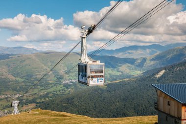 Saint Lary Soulan, Fransa - 20 Ağustos 2018: doğrudan şehir merkezi Saint Lary kayak için kış ve yaz yokuş aşağı bisiklet için tren istasyonuna bağlayan teleferik