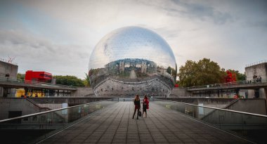 Paris, Fransa - 6 Ekim 2018: insanlar scences ve sanayi kenti bilimi bayram sırasında Geode dinamik sinema önünde yürüyen