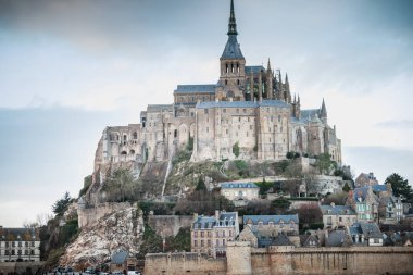 Mont Saint Michel, Fransa - 23 Eylül 2015: mimari detay kayalık adanın bir kış gününde Mont Saint-Michel Manastırı standları