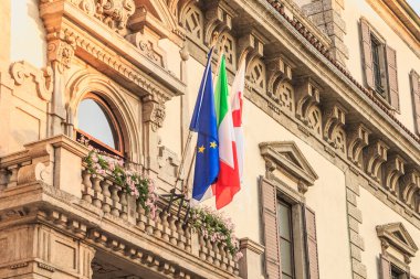 Milan, İtalya - 3 Kasım 2017: Mimari detay Duomo Cathedral yakınındaki bir polis karakolu