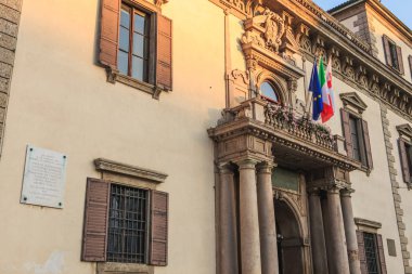 Milan, İtalya - 3 Kasım 2017: Mimari detay Duomo Cathedral yakınındaki bir polis karakolu