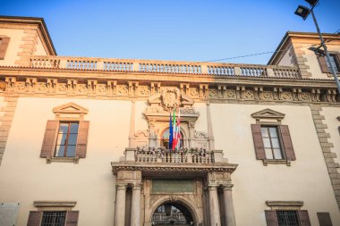 Milan, İtalya - 3 Kasım 2017: Mimari detay Duomo Cathedral yakınındaki bir polis karakolu