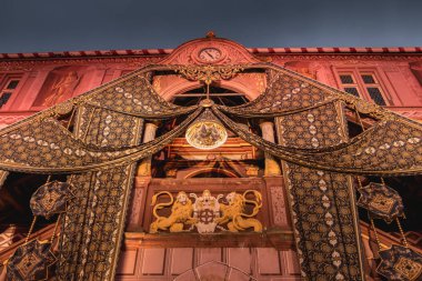 Mulhouse, Fransa - 23 Aralık 2017: Noel pazarı için kumaşlar ile süslenmiş Belediye Binası tarihi Müzesi cephe