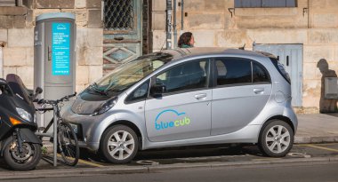 Bordeaux, Fransa - 26 Ocak 2018: Bluecub paylaşılan elektrikli otomobil ayrılmış bir yere şehir merkezinde bir kış gününde Park