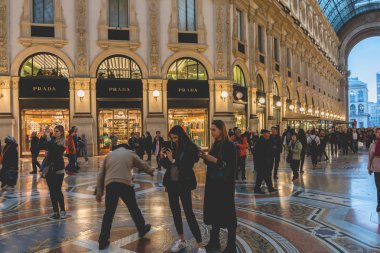 Milan, İtalya - 2 Kasım 2017: mutlu insanlar, sıcak giyinmiş, Vittorio Emanuele II Galerisi lüks mağazalar önünde bir kış gününde yürüyüş