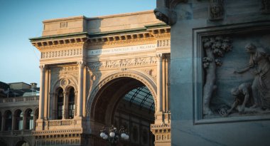 Milan, İtalya - 3 Kasım 2017: Galleria Vittorio Emanuele II bir sonbahar gününde mimari detay. Mimar Giuseppe Mengoni 1867 üzerinden 1878 tarafından inşa Milan Cathedral yanında bulunan prestijli alışveriş galerisi