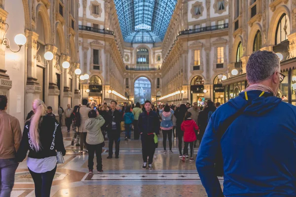 Milán Italia Noviembre 2017 Gente Feliz Calurosamente Vestida Camina Frente —  Fotos de Stock