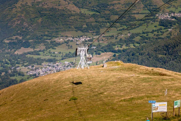 Saint Lary Soulan, Fransa - 20 Ağustos 2018: doğrudan şehir merkezi Saint Lary kayak için kış ve yaz yokuş aşağı bisiklet için tren istasyonuna bağlayan teleferik