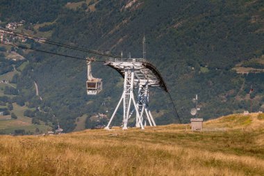 Saint Lary Soulan, Fransa - 20 Ağustos 2018: doğrudan şehir merkezi Saint Lary kayak için kış ve yaz yokuş aşağı bisiklet için tren istasyonuna bağlayan teleferik