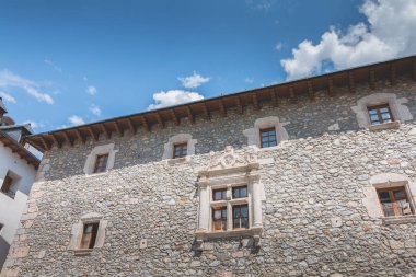 Bielsa, İspanya - 21 Ağustos 2018: bir yaz gününde şehir merkezinde Belediye Binası Mimari detay