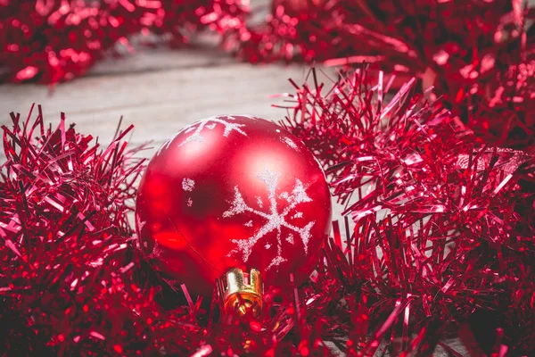 Bola Natal Guirlanda Vermelha Uma Placa Madeira — Fotografia de Stock