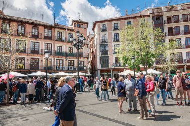 Toledo, İspanya - 27 Nisan 2018 - turist sessizce bir bahar gününde Toledo ana kare üzerinde geziniyor