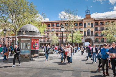 Toledo, İspanya - 27 Nisan 2018 - turist sessizce bir bahar gününde Toledo ana kare üzerinde geziniyor