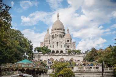 Paris, Fransa - 6 Ekim 2018: sokak atmosfer insanların yürüyüş ve Paris bir yaz gününde ziyaret Basilique du Sacré Coeur önünde