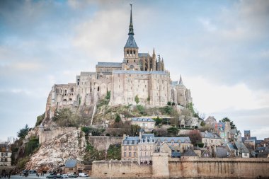 Mont Saint Michel, Fransa - 23 Eylül 2015: mimari detay kayalık adanın bir kış gününde Mont Saint-Michel Manastırı standları